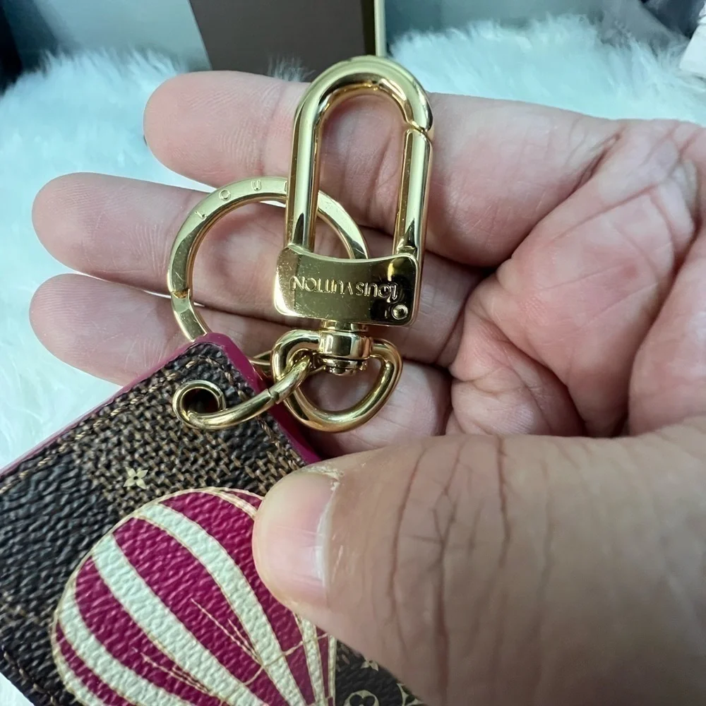 𝅺LOUIS vuitton Brown Illustre Air Balloon DE charm intial EC